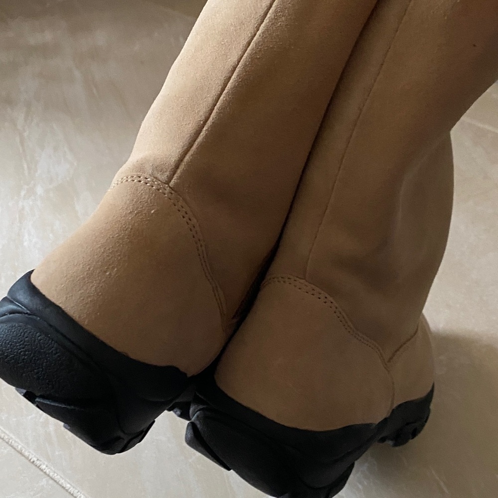 Cabela's Tan Winter Boots with Black Soles - Picture 4 of 6
